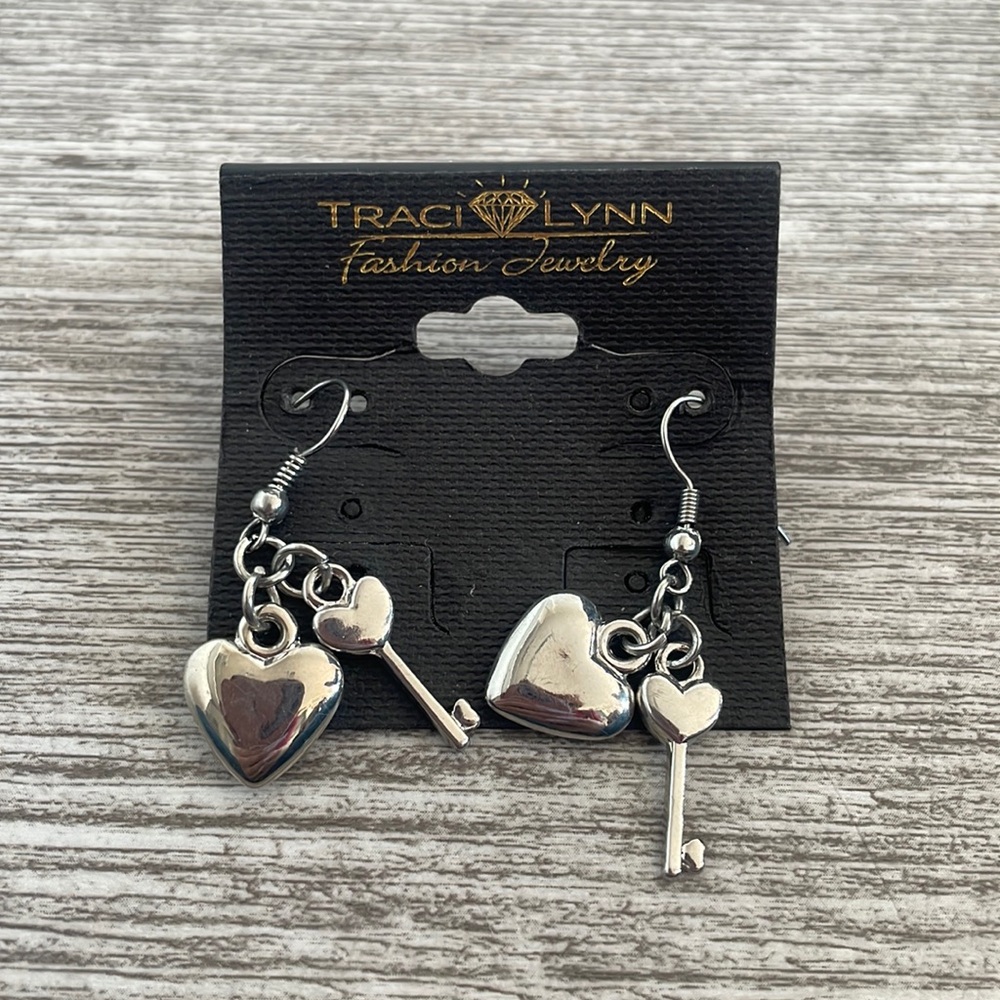 NWT Traci Lynn Heart Earrings